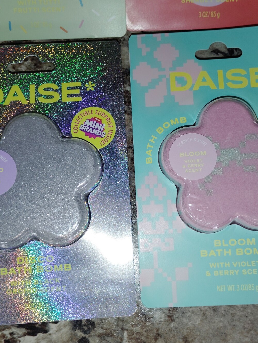 Daisy bath bomb collectible surprise inside. Large bath bombs 3 oz set of five - Picture 2 of 5